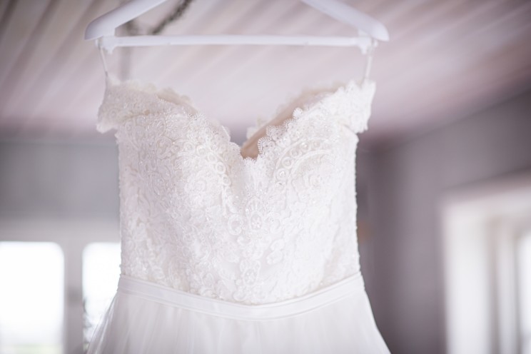 Steps on how to steam your wedding dress